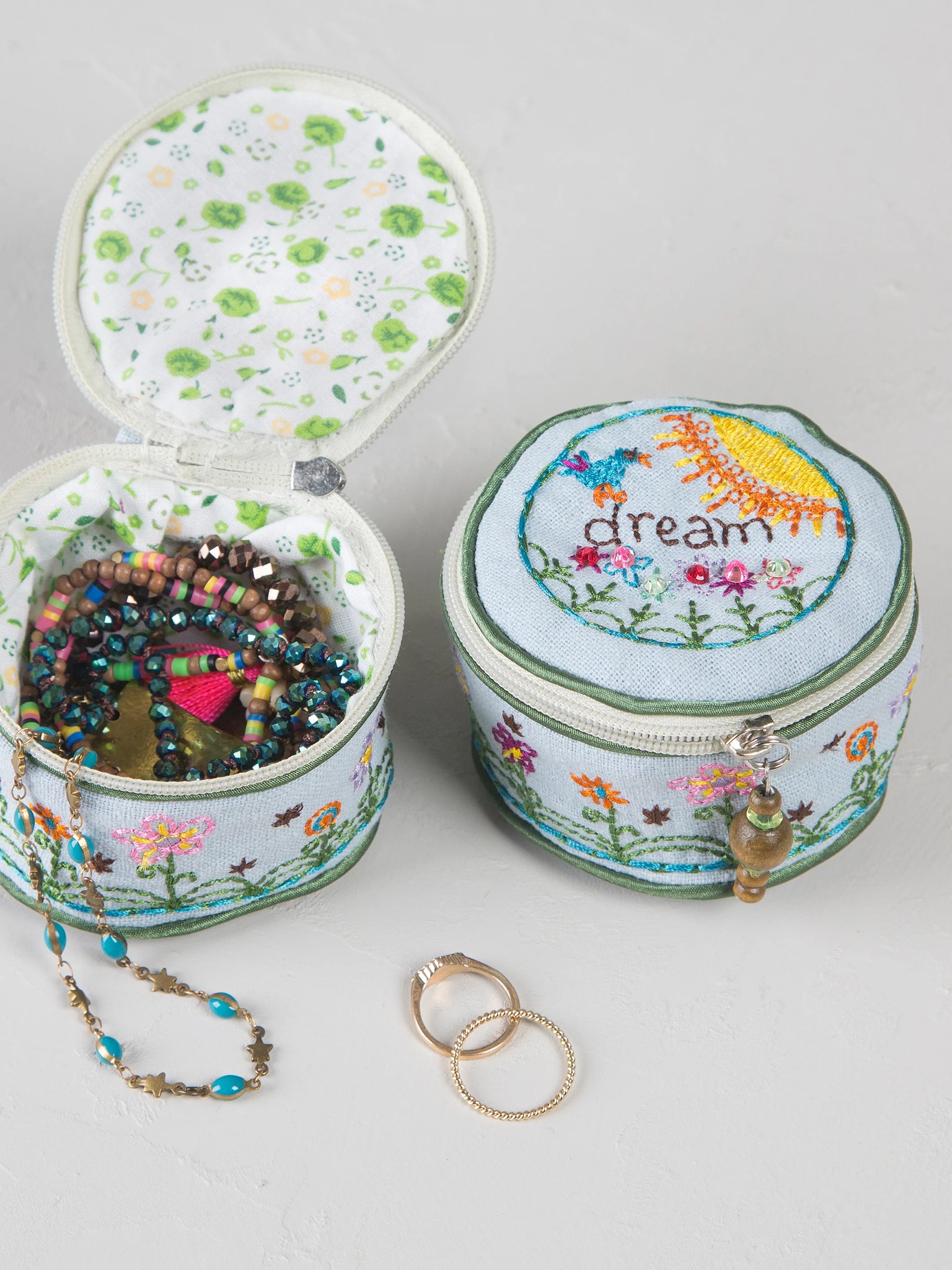embroidered jewelry case round dream